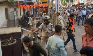 Stone pelting on Ram Navami procession in Vadodara- गुजरात में भी रामनवमी शोभायात्रा में पथराव, 22 अरेस्ट