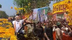 PM Modi in Karnataka: कांग्रेस-जेडीएस के गढ़ मांड्या में PM मोदी का मेगा रोडशो, भगवा रंग से सजाया गया पूरा रास्ता…लोगों ने बरसाए फूल