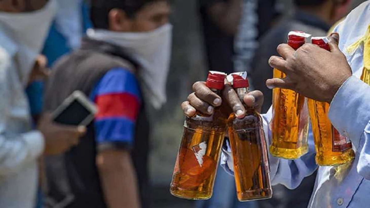 टीआरपी डेस्क। यूं तो बिहार शराब बंदी वाला राज्य है। मगर आज भी खुलेआम शराब की तस्करी जारी हैं। ताजा मामला मोतिहारी का हैं, जहां शराब पार्टी के बाद 16 लोगों की मौत हो गयी है। वहीं 12 की हालत गंभीर बनी हुई हैं।