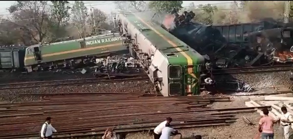 Bilaspur-train-accident-train-collided-with-a-goods-train-standing-at-the-railway-station-loco-pilot-died-traffic-stopped