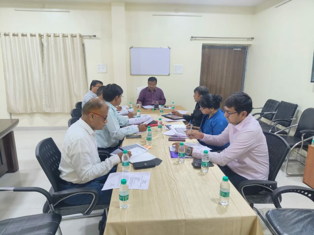 Durg Commissioner Kavre took a review meeting -दुर्ग संभागायुक्त ने समय सीमा का ध्यान रखने दिया निर्देश