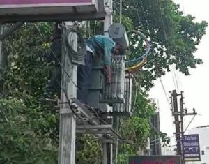 Young Man Seriously Injured After Climbing On Transformer - ट्रांसफार्मर पर चढ़ा और करंट की चपेट में आया, गंभीर घायल