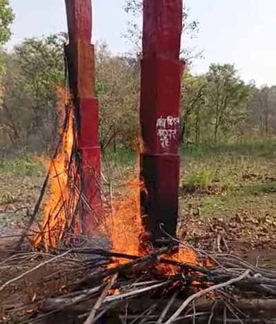 Force Soldiers Burnt Naxalite Memorial -जवानों ने लकड़ी के बने नक्सली स्मारक को आग लगाया
