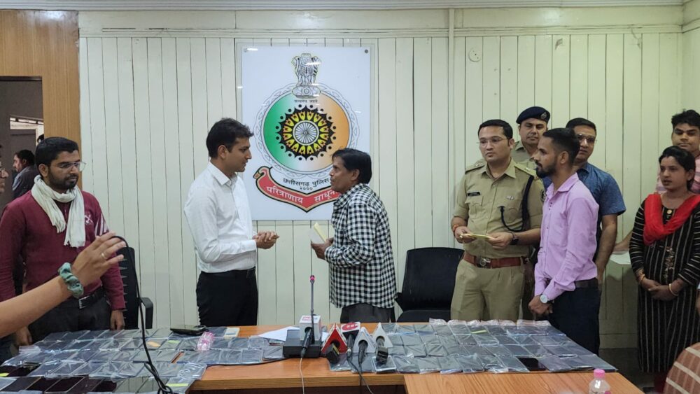 Breaking News, Anti Crime & Cyber - उम्मीद छोड़ चुके थे 151 लोगों को रायपुर पुलिस ने लटाया मोबाइल