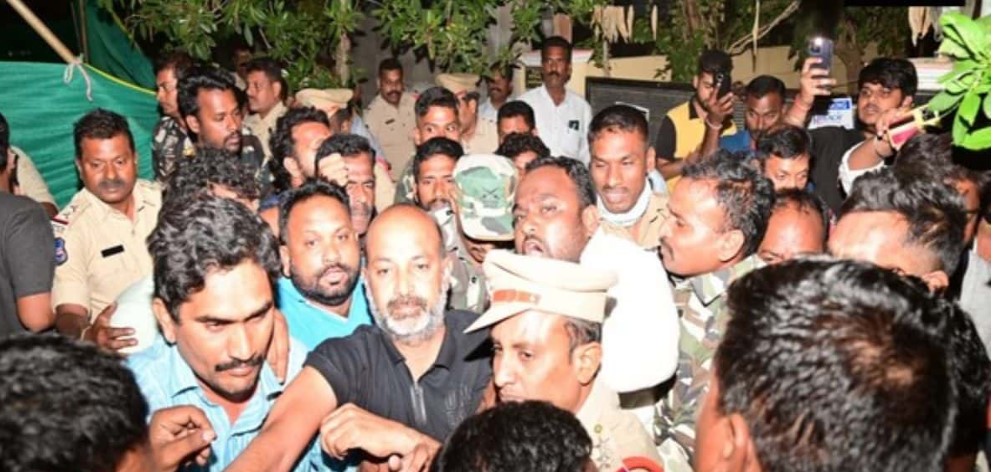 Telangana News: Telangana BJP President Bandi Sanjay in custody before Modi's visit, protest outside police station