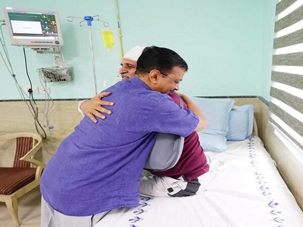 दिल्ली सीएम अरविंद केजरीवाल ने सत्येंद्र जैन से अस्पताल में की मुलाकात