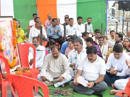 Congressmen Recite Sundarkand In Raipur - कांग्रेसियों ने किया सुंदरकांड का पाठ, दल पर बैन लगाने की मांग