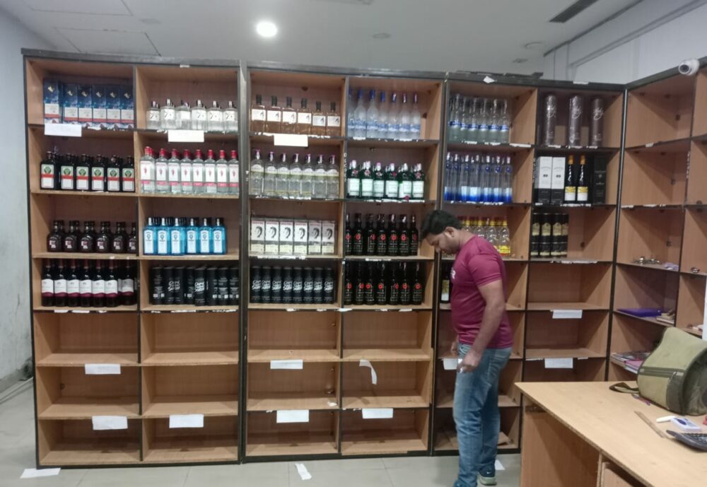 ED Effect, Supply Of Branded Liquor Stopped - प्रीमियम शॉप खाली, माल ख़त्म, तालाबंदी की नौबत