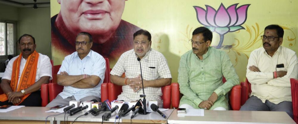 BJP MP Said On Congress Govt's Scams- बीजेपी सांसद बोले मानवता के विरुद्ध अपराध का मुक़दमा CM पर हो दर्ज