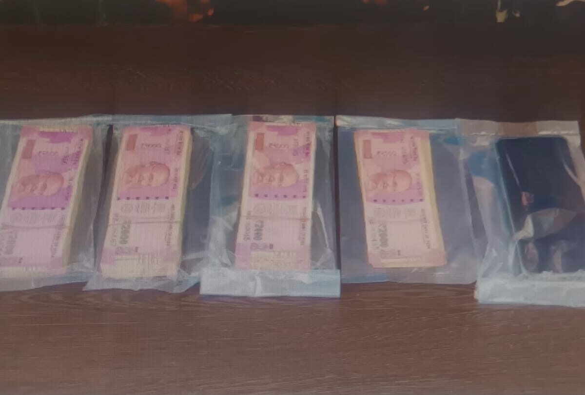 बस्तर ब्रेकिंग : 6 Lakh 20 Thousand Rupees Seized From Naxal Associate -नक्सल सहयोगी बैंक पहुंचा दो-दो हजार के नोट जमा करने