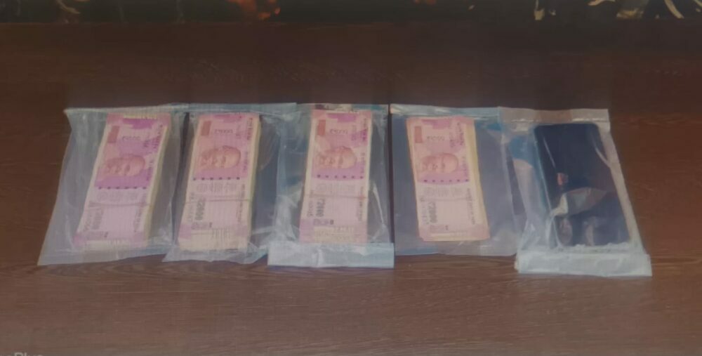 बस्तर ब्रेकिंग : 6 Lakh 20 Thousand Rupees Seized From Naxal Associate -नक्सल सहयोगी बैंक पहुंचा दो-दो हजार के नोट जमा करने