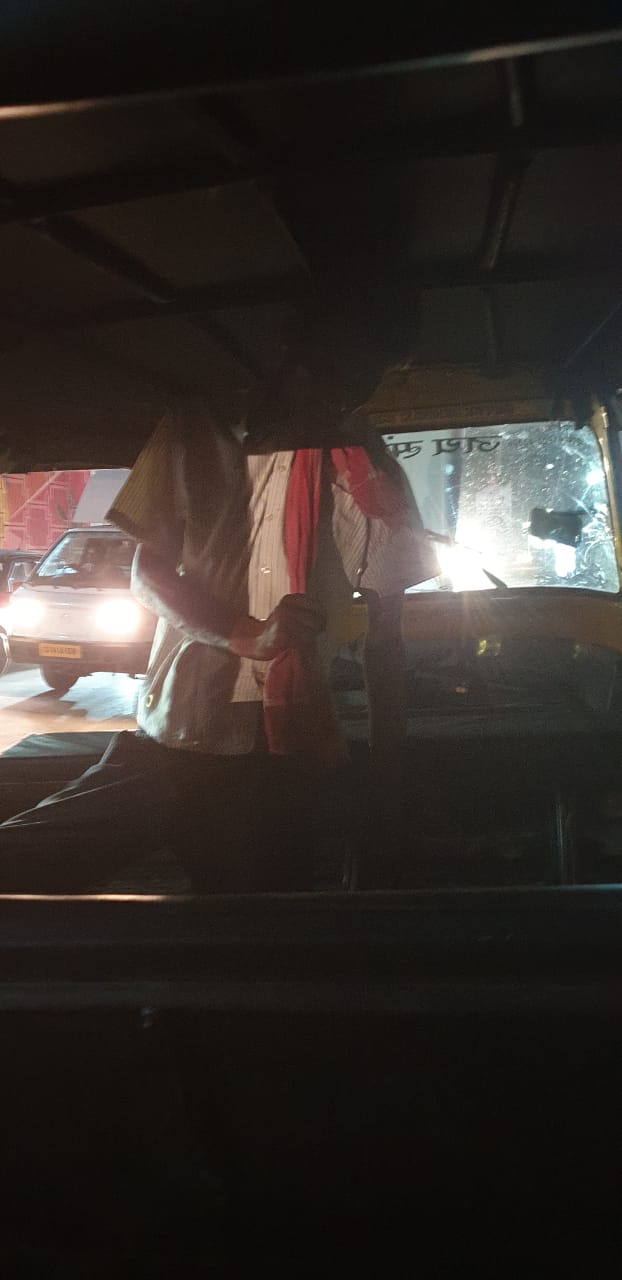 रायपुर ब्रेकिंग - अपने ही ऑटो में चालक ने फांसी लगाकर की ख़ुदकुशी