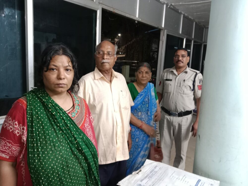 Raipur Breaking News - उम्मीद छोड़ चुके बूढ़े मां-बाप को ऐसे मिली उनकी लाड़ली, पुलिस को दिया धन्यवाद