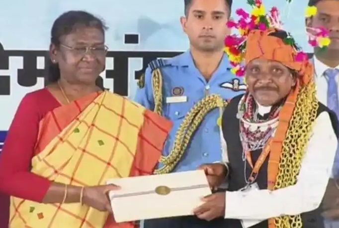 Tribal Conference - राष्ट्रपति मुर्मू को बैगा जनजाति के मुखिया ने दी बिरनमाला और ट्राइबल बुक