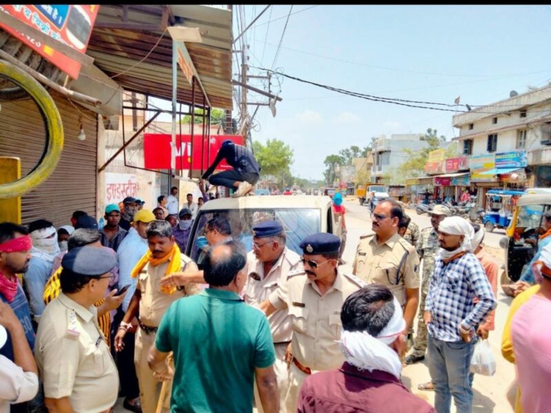 Bhatagaon Inter State Bus Stand - शिकायतों के बाद पुलिस का एक्शन, बस एजेंटों की दुकानें सील