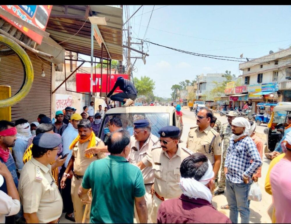 Bhatagaon Inter State Bus Stand - शिकायतों के बाद पुलिस का एक्शन, बस एजेंटों की दुकानें सील