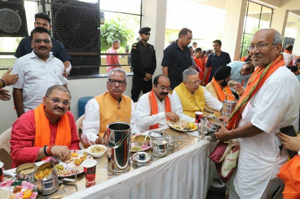 छत्तीसगढ़: BJP में 15 साल बाद नेताओं ने आपस में शेयर किया लंच बॉक्स