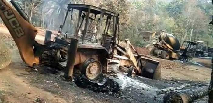 Maoists Obstructed Road Construction - परलकोट सड़क निर्माण में लगे 5 वाहनों को फूंका