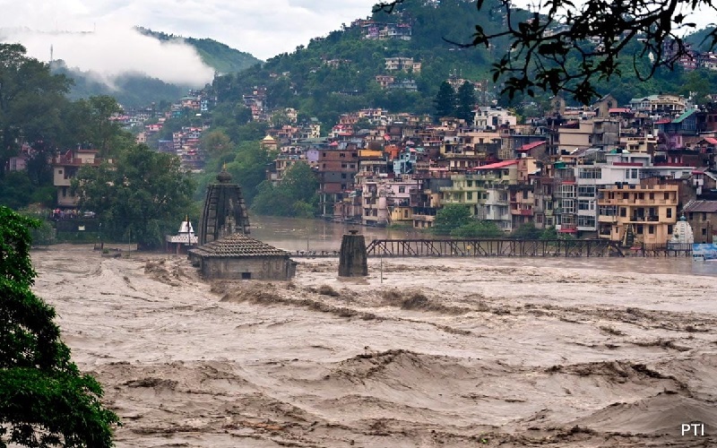 बाढ़ आने से हिमाचल प्रदेश में हाहाकार, 71 लोगों ने गंवाई जान, सीएम भूपेश बघेल ने सुक्खू से की चर्चा