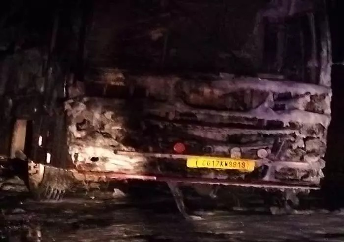 दुर्घटना: देर रात नारायणपुर-रायपुर रोड पर यात्री बस में लगी भीषण आग