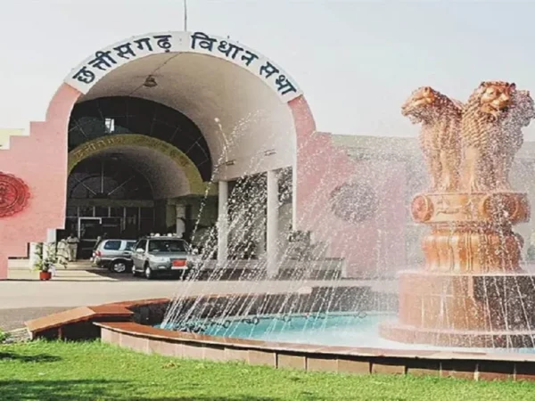 विधानसभा में हंगामा: चैतन्य बघेल को हिरासत में लेने पर कांग्रेस का विरोध, सदन की कार्यवाही से वॉकआउट