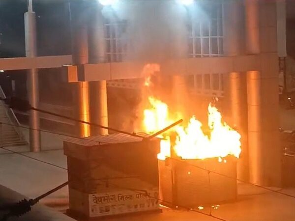 रायपुर रेलवे स्टेशन में लगी भीषण आग, कैंटीन सहित 2 दुकानें जलकर खाक