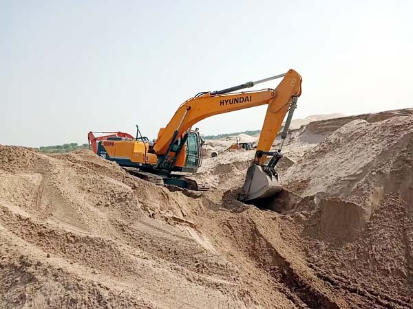 खनिज विभाग की बड़ी कार्रवाई : डंप किए गए 125 ट्रैक्टर रेत को किया जब्त