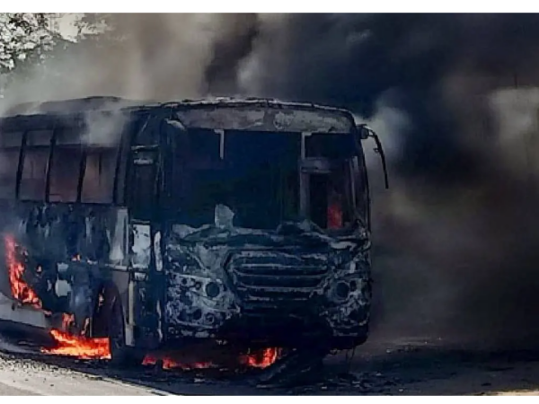 Bus fire: मतदान कर्मचारियों को लेकर लौट रही बस में लगी आग, EVM मशीनें जलीं