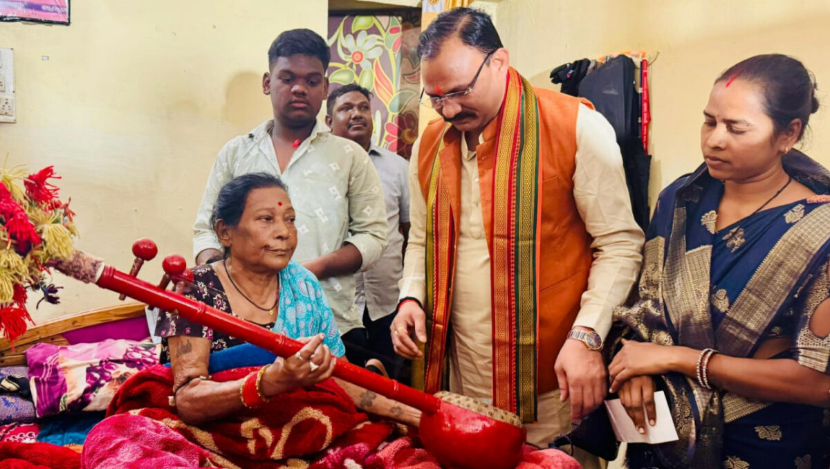 तीजन बाई का हाल जानने पहुंचे स्वास्थ्य मंत्री जायसवाल, मुख्यमंत्री स्वेच्छानुदान