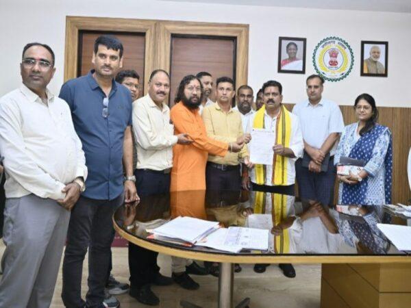 32 दिन बाद खत्म हुई पंचायत सचिवों की हड़ताल, डिप्टी सीएम शर्मा से चर्चा के बाद लिया फैसला…