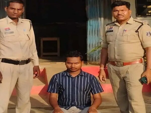 फर्जी पीए बनकर दी धमकी, गिरफ्तार; गृह मंत्री का नाम लेकर रेत घाट मैनेजर को डराया