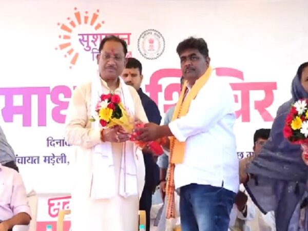 Sushasan Tihar: बलौदाबाजार जिले के बलदाकछार पहुंचा सीएम विष्णुदेव साय का हेलीकॉप्टर, तिलक लगाकर स्वागत, ग्रामीणों से कर रहे मुलाकात