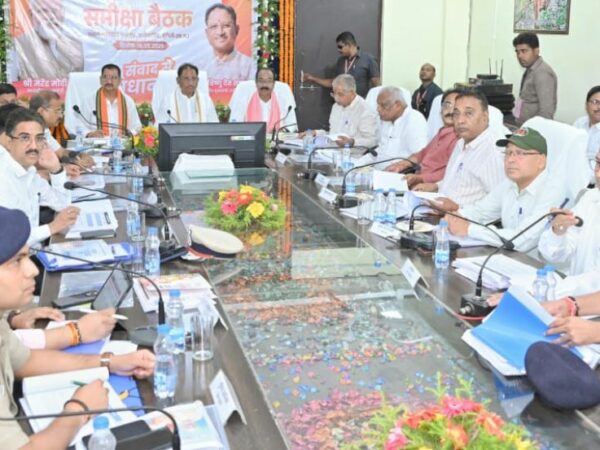मुख्यमंत्री ने दिखाए कड़े तेवर : लापरवाह EE को किया सस्पेंड, DEO को हटाने का दिया निर्देश