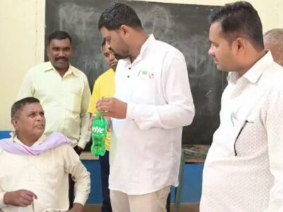 स्प्राइट की बोतल में शराब लेकर आते हैं प्रधान पाठक, नशे में धुत मिले तो भाजपा नेता ने अफसर से की शिकायत
