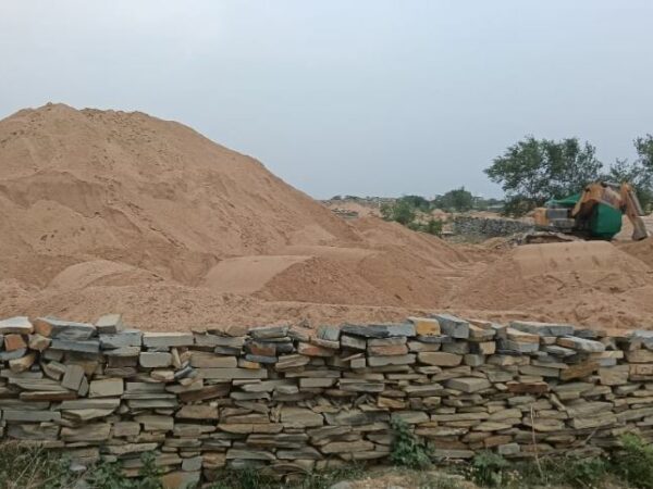 रेत का बड़े पैमाने पर किया गया भण्डारण, महासमुंद जिला प्रशासन ने ठोंका 2 करोड़ से भी अधिक का जुर्माना, मगर राजधानी में रेत माफियाओं को दी जा रही है छूट