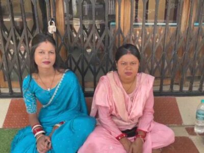 मत्स्य विभाग के सहायक संचालक की दो बहुएं, दोनों बैठीं धरने पर, ससुराल की चौखट पर कर रही हैं न्याय की मांग, पढ़ें क्या है मामला…