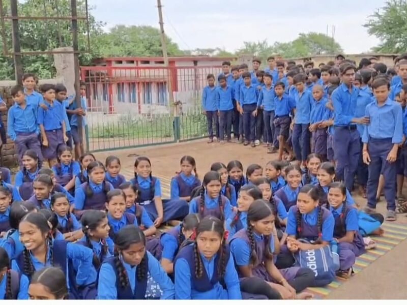 युक्तियुक्तकरण के बाद भी इस स्कूल में शिक्षकों की है कमी, नाराज छात्रों ने लगातार दो दिनों तक किया धरना प्रदर्शन और चक्का जाम