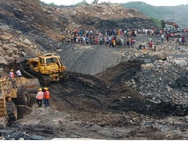 accident: रामगढ़ में कोयला खदान धंसने से 3 की मौत, 5 अब भी फंसे