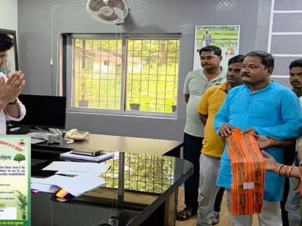 आखिर क्यों कांग्रेसियों ने DFO को भेंट किया भाजपा का गमछा… जानें वजह…