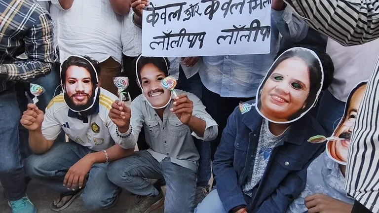 केंद्रीय बजट को लेकर युवा कांग्रेस का अनोखा प्रदर्शन, लॉलीपॉप बांटकर