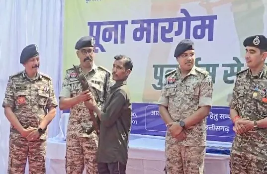 Maoists surrender in Bijapur Chhattisgarh with weapons.