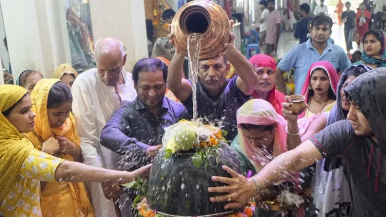 Mahashivratri 2026 puja vidhi and shivling abhishek rules.