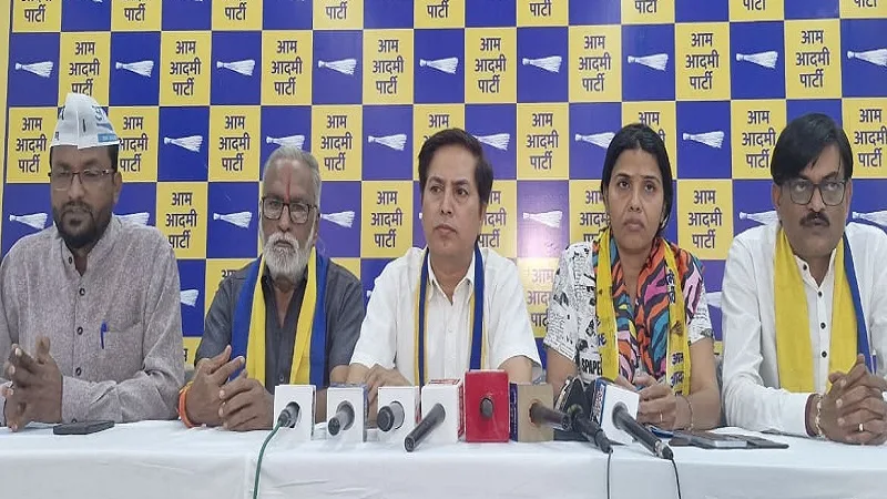 AAP Chhattisgarh leaders Vadud Alam and Anusha Joseph in a press meet.