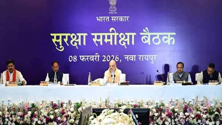 केंद्रीय गृह मंत्री अमित शाह बैठक में।