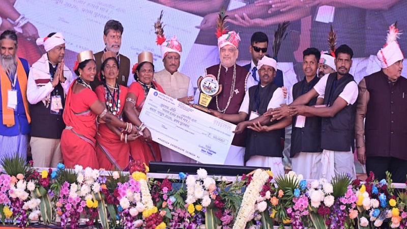 "बस्तर भारत की संस्कृति का आभूषण": अमित शाह ने कलाकारों को दिया दिल्ली आने का न्योता, 2026 तक नक्सलवाद खत्म करने का संकल्प