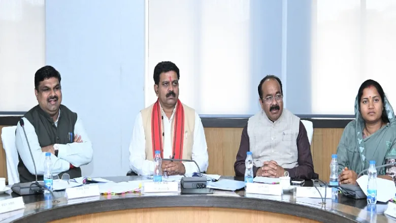 रायपुर मंत्रालय में मंत्रिमंडल उपसमिति की बैठक लेते उपमुख्यमंत्री विजय शर्मा।