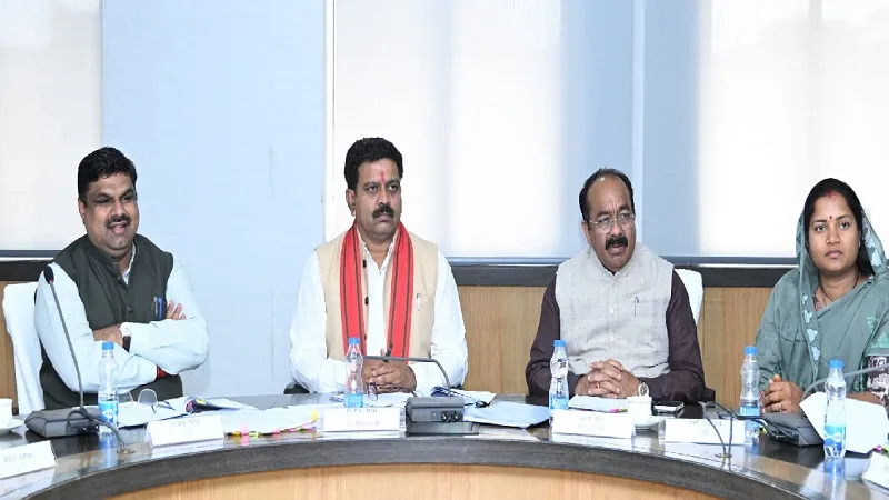 रायपुर मंत्रालय में मंत्रिमंडल उपसमिति की बैठक लेते उपमुख्यमंत्री विजय शर्मा।