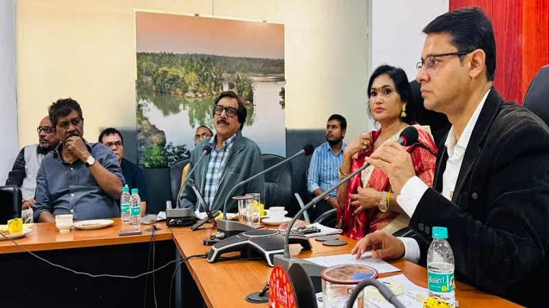 छत्तीसगढ़ फिल्म विकास निगम की बैठक में मोना सेन और फिल्म निर्माता -