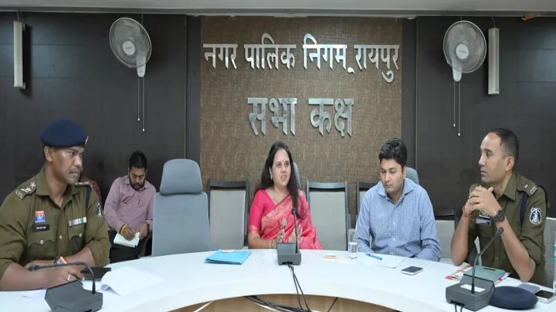 Mayor Meenal Choube and Commissioner Vishwadeep chairing traffic meeting in Raipur.