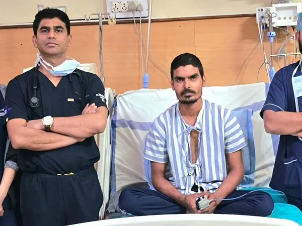 मेकाहारा के डॉक्टरों का चमत्कार: चाकू से कटी मुख्य धमनी को जोड़कर बचाया युवक का हाथ, कॉलर बोन काटकर हुई सर्जरी